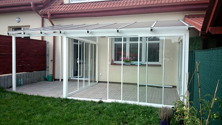 Zasklení konstrukcí posuvnými stěnami